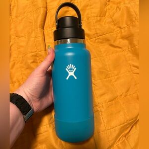 Hydro Flask 32 oz Wide Mouth Bottle in Laguna Blue with Chug Lid & Matching Boot
